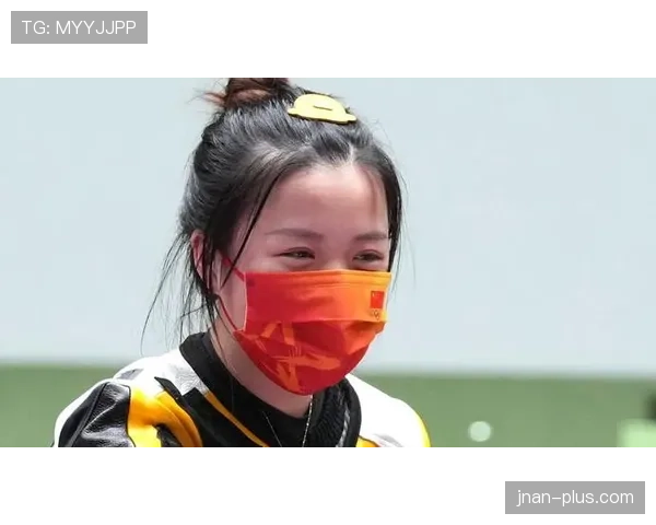 杨倩笑得那么随意，随手的饰品让我怀疑她的“随便”来自另一个消费星球